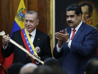 Erdogan, tras recibir el 3 de diciembre en Caracas una réplica de la espada de Bolívar de manos de Maduro.