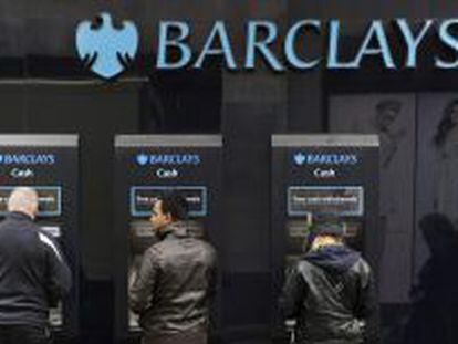 Varios clientes sacan dinero de los cajeros autom&aacute;ticos de una sucursal de Barclays en Londres, Reino Unido. EFE/Archivo