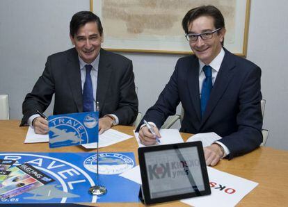 Firma del acuerdo entre Santiago Pérez y Ramón Alonso, directores de Travel Club y Kiosko y Más, respectivamente.