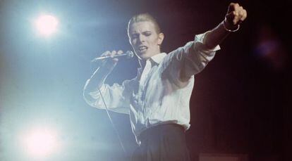 David Bowie en la gira de 1976, en la presentación de su disco 'Station to station', encarnando al Delgado Duque Blanco.