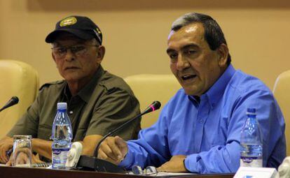 Los miembros de las FARC Ricardo Téllez y Mauricio Jaramillo (a la derecha), se dirigen a la prensa ayer en La Habana.