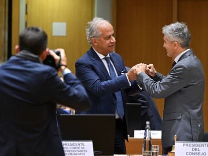El ministro del Interior de España, Fernando Grande-Marlaska (a la derecha), junto a su homólogo italiano, Matteo Piantedosi, este jueves en Bruselas.