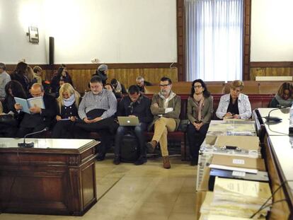 Betoret, en el centro con pantalón claro, en el juicio de Fitur.