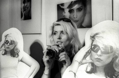 Debbie Harry, rodeada de varias fotografías suyas.