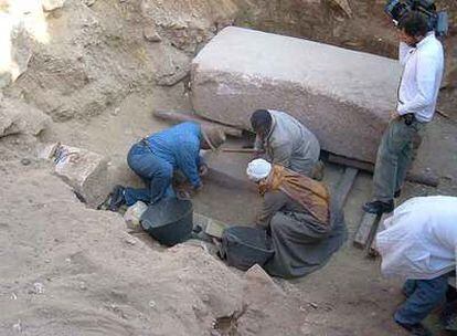 Un grupo de arqueólogos trabaja en la excavación de Saqqara.