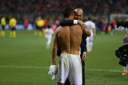 Zidane abraza a Cristiano Ronaldo tras ganar la final de la Champions League frente al Atlético de Madrid en Milán, el 28 de mayo de 2016.