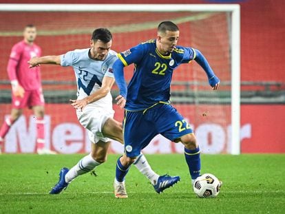 El jugador de Kosovo, Edon Zhegrova, en primer término, escapa del marcaje de Amedej Vetrih, de Eslovenia. JURE MAKOVEC (AFP)
