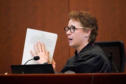 La juez Penney Azcarate explica al jurado las instrucciones para dar su veredicto en la última sesión del juicio de Johnny Depp contra Amber Heard.