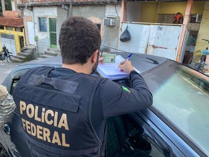 Elements of the Federal Police go through a favela in Rio de Janeiro.