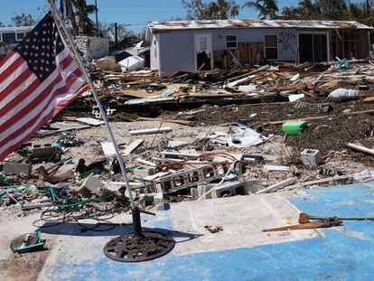 Una bandera estadounidense flamea en los restos de unas casas en Islamorada, Florida, tras el paso del Irma. 