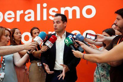 El líder de Ciudadanos en la Comunidad de Madrid, Ignacio Aguado, atiende a los medios de comunicación este domingo en la sede del partido.