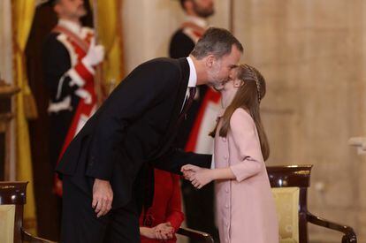 Felipe VI besa a su hija Sofía.