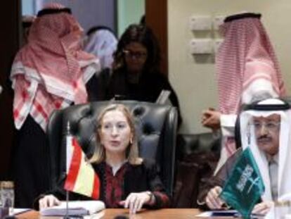  La ministra de Fomento, Ana Pastor, junto al ministro de Transportes de Arabia Saud&iacute;, Jubara Al Suraisry, durante la reuni&oacute;n que han mantenido esta ma&ntilde;ana.