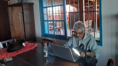 Juan Arias, columnista de EL PAÍS, en su domicilio en Brasil.