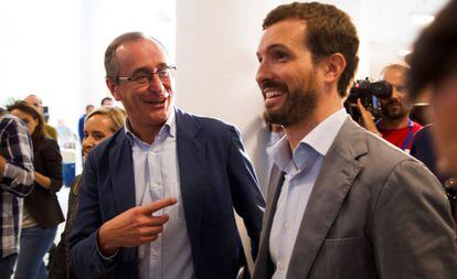 El presidente del Partido Popular, Pablo Casado, y el líder de los populares vascos, Alfonso Alonso, el pasado septiembre durante la convención del PP en la comunidad. 