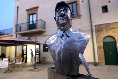Escultura del escritor de origen siciliano Andrea Camilleri frente a la casa del comisario Montalbano, su personaje literario, el 4 de junio de 2018, Punta Secca (Italia).