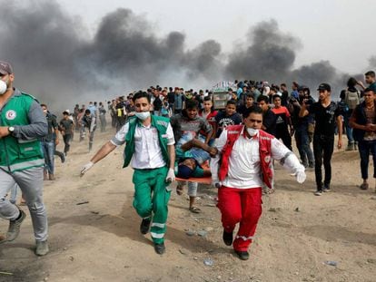 Médicos palestinos evacuan a un manifestante herido en la franja de Gaza este viernes. 