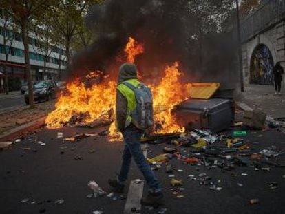 Decenas de detenidos, vehículos incendiados, gases lacrimógenos y una marcha anulada en París
