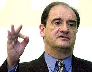 Pierre Lescure, en una conferencia de prensa en abril de 2002. PRIMER PLANO - ESCENA