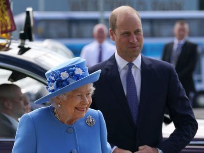 Isabel II y su nieto Guillermo en una visita a Escocia en junio de 2021.