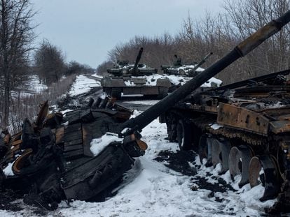 Un blindado ruso destruido y otros dos capturados por tropas ucranias en la región de Sumy, en una imagen del día 7 del ejército de Ucrania.