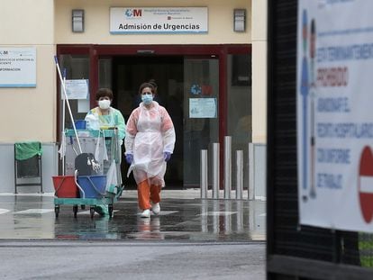 Dos trabajadoras de limpieza, a las puertas de Urgencias en el hospital Gregorio Marañon durante la pandemia de coronavirus.