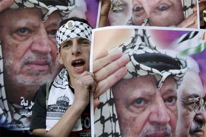 Un joven porta un retrato de Arafat durante el acto de homenaje en Ramala.