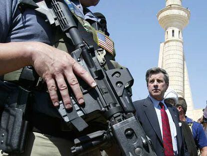 Paul Bremer, ex procónsul estadounidense en Irak, rodeado de agentes de seguridad privados en junio de 2004.