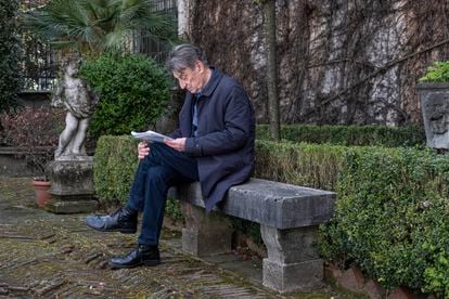 Claudio Magris, en los jardines de la residencia de la Embajada española en Roma.