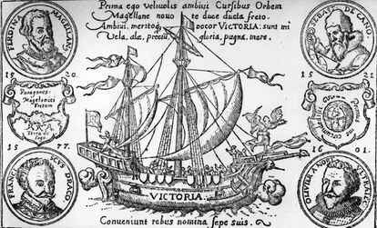 Un grabado de la Nao Victoria fechado hacia 1580, con los retratos en medallón de Fernando de Magallanes (arriba a la izquierda) y Juan Sebastián Elcano (arriba a la derecha).