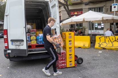 Ivan reparte bebidas en la calle de Castillejos de Barcelona. Se ve obligado a estacionar su furgoneta donde no toca. En el cruce donde trabaja hay cinco turismos aparcados en las plazas de carga y descarga y un chaflán ocupado por la terraza de un bar.