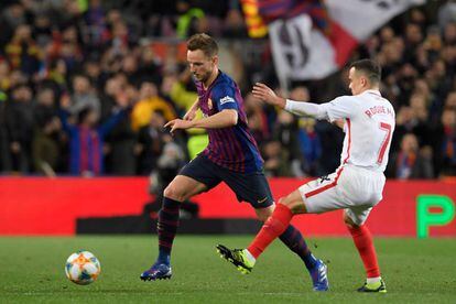 Rakitic conduce el balón ante Roque Mesa.