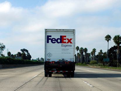 Un camión de Fedex en una autopista de San Diego (California).