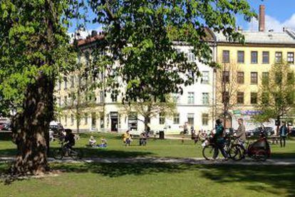 Ciclistas en el Sofienbergparken de Oslo.