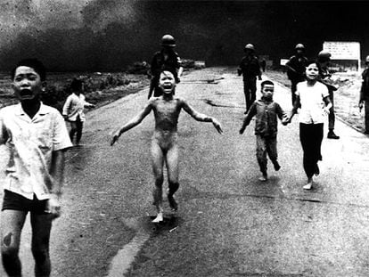 La niña Phan Thi Kim Phuc (en el centro, desnuda) huye de un bombardeo de Estados Unidos con napalm en Trang Bang, en la guerra de Vietnam.