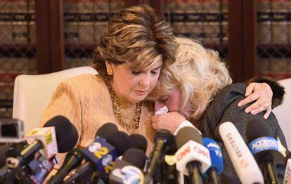 La abogada Gloria Allred consuela a la exactriz Heather Kerr, presunta víctima de Weinstein, el 20 de octubre en Los Ángeles.