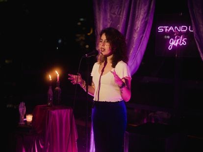 Melissa Yamel (27 años), la comediante mexicana fundadora de 'Morras Insolentes', una productora de comedia 'stand up' feminista, durante un evento en 2021.