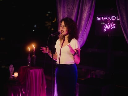 Melissa Yamel (27 años), la comediante mexicana fundadora de 'Morras Insolentes', una productora de comedia 'stand up' feminista, durante un evento en 2021.