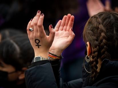 Una mujer participa en la huelga estudiantil feminista del pasado 8 de marzo en la Puerta del Sol.