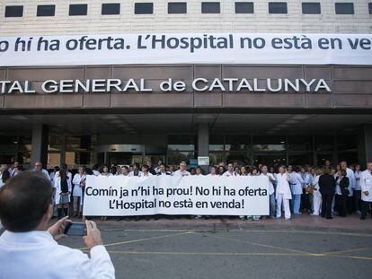Trabajadores del Hospital General de Catalu&ntilde;a se manifiestan contra la gesti&oacute;n de Com&iacute;n