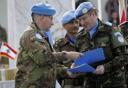 El general italiano Claudio Graziano (izquierda) intercambia documentos con el general español Alberto Asarta durante la ceremonia de cesión del mando de la FINUL.