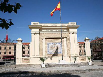 Una bandera española en el lugar que ocupaba la estatua de Franco en la Academia Militar de Zaragoza.