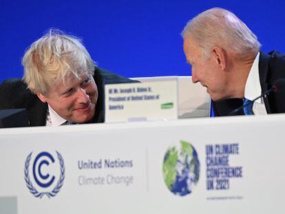 El primer ministro del Reino Unido, Boris Johnson (izquierda) y el presidente de EE UU, Joe Biden, este martes en la COP26 que se celebra en Glasgow.