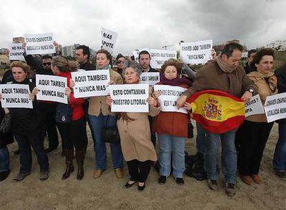 Simpatizantes del PP de Fuengirola protestan por el vertido del <i>New Flame</i> en la playa de El Rinconcillo (Algeciras).