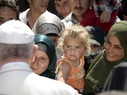 El Papa saluda a refugiados en Moria.