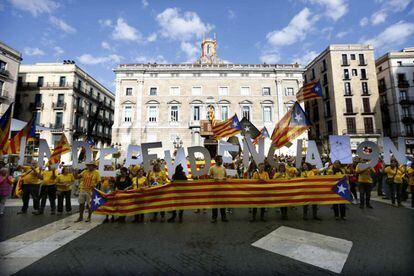 Varios centenares de personas concentrados en la plaza de Sant Jaume de Barcelona, ante el Palau de la Generalitat, donde el presidente catalán, Artur Mas, ha firmado el decreto de convocatoria de la consulta soberanista del 9 de noviembre.