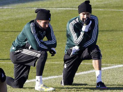 Coentrão y Cristiano charlan durante la última sesión de entrenamiento