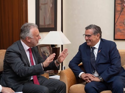 El presidente de Canarias, Ángel Víctor Torres (a la izquierda), reunido con el presidente del Gobierno marroquí, Aziz Ajanuch, este miércoles en Rabat.