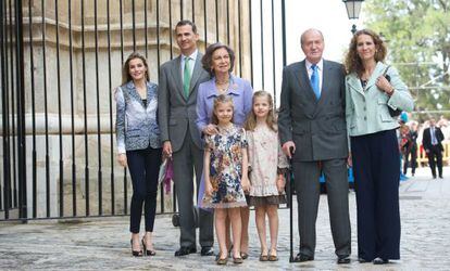 Los Reyes actuales y sus hijas, don Juan Carlos, do&ntilde;a Sof&iacute;a y do&ntilde;a Elena.