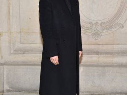 Kris Van Assche, fotografiado en 2017 como asistente a un desfile de Christian Dior Couture en París.